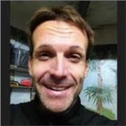 Profesor con inglés decente le gusta enseñar jugando a niños y niñas de primaria